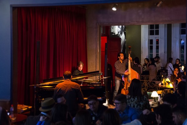 Bernardo Manita Trio em show no Dizzy Café Concerto, bar e restaurante especializado em jazz. (Foto: Alessandro Reis)
