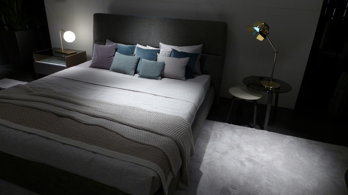 As camas e cabeceiras se unem e fazem uma dupla decorativa essencial nos quartos.