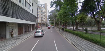 Veículo oficial é flagrado na contramão de madrugada no Centro de Curitiba