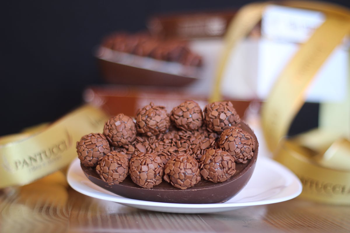 Ovo-brigadeiro-preto-feito-com-chocolate-belga-com-avelã-Pantucci