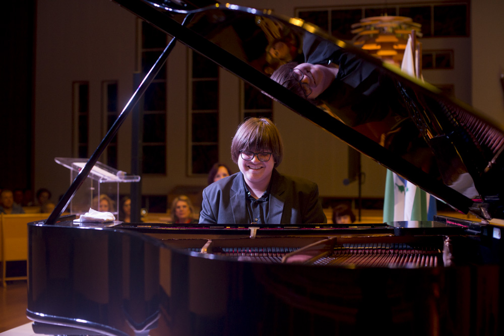 Jovem pianista é atração em evento da Comunidade Israelita do Paraná