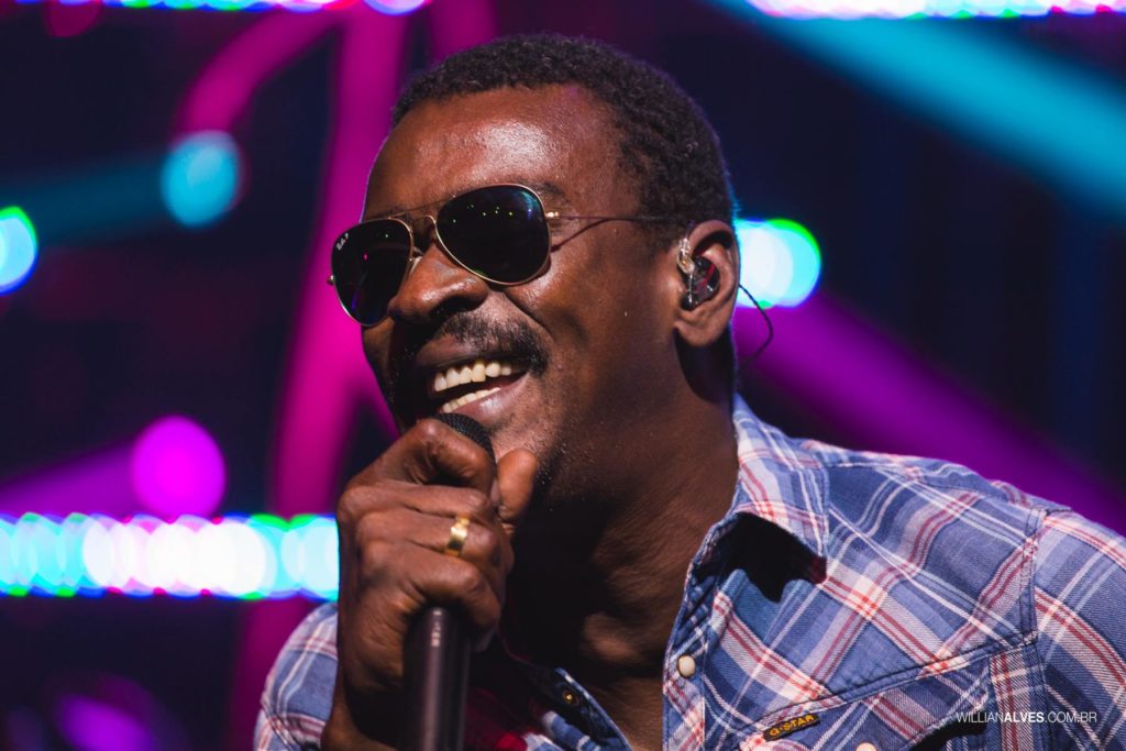 Seu Jorge está de volta aos palcos brasileiros com a turnê “Voz e Violão”