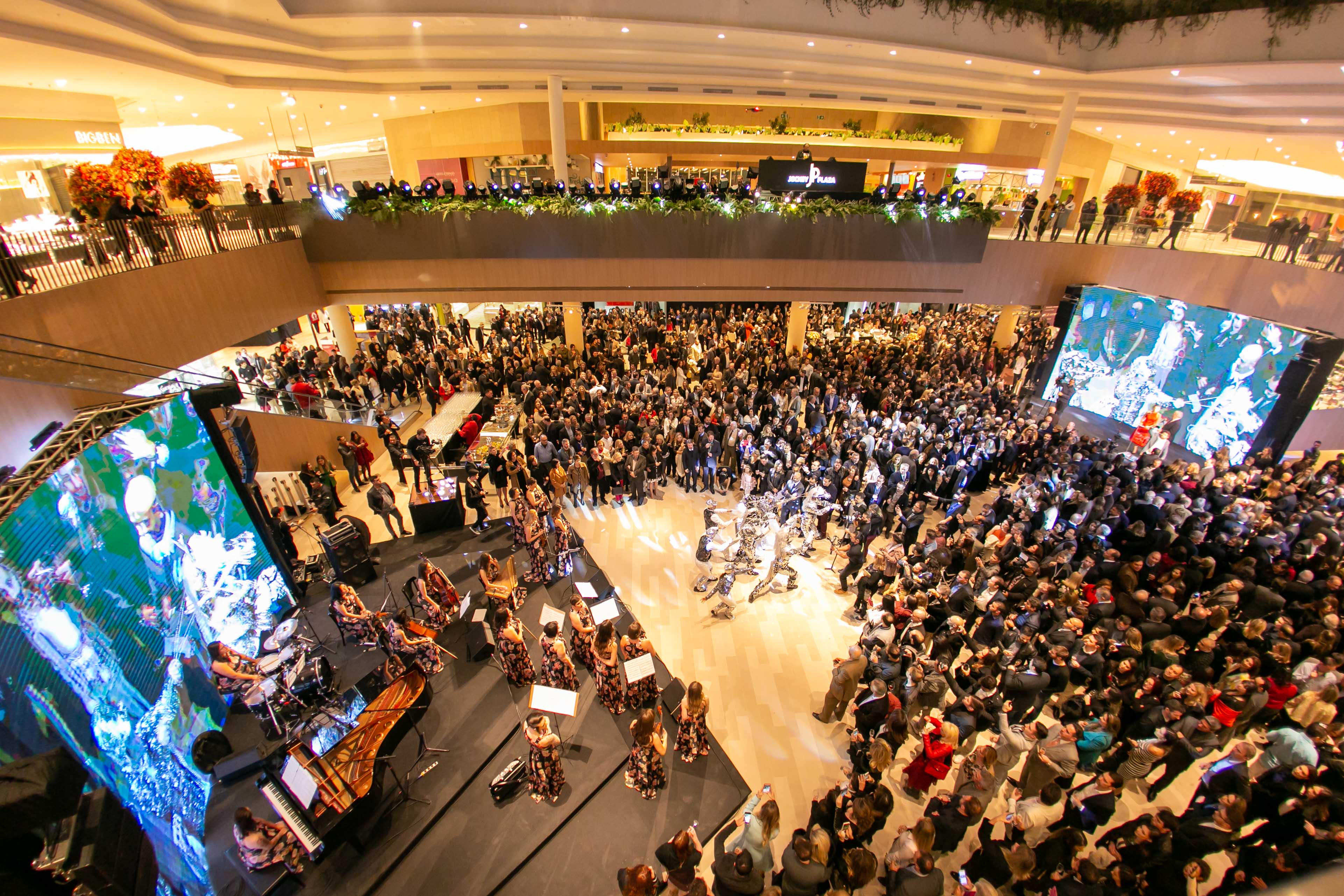 Inauguração do Jockey Plaza atrai milhares de convidados; shopping registra grande movimento no primeiro dia