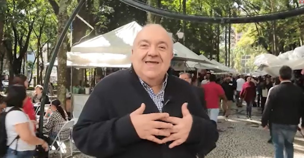 Greca vira repórter, toma quentão e canta na Feirinha da Praça Osório