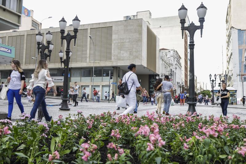 Calçadão da XV de Novembro ganhará feira permanente de ponta de estoque aos domingos