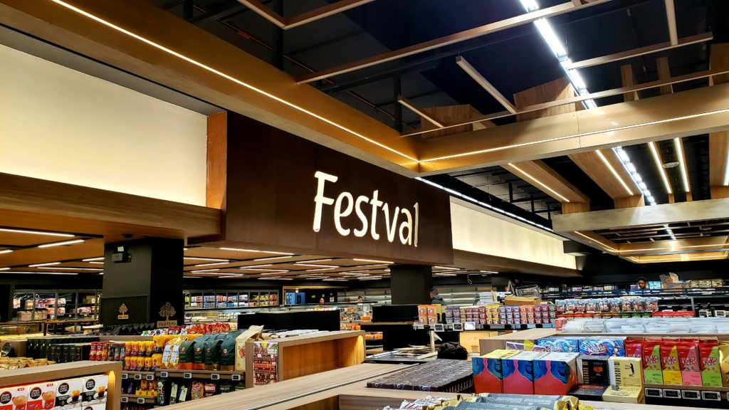 Festval inaugura primeira loja dentro de um shopping center; evento atraiu multidão