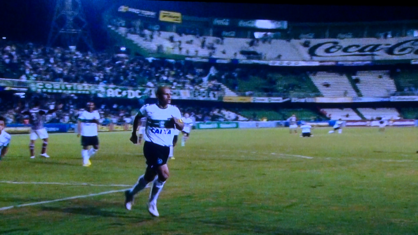 Documentário sobre a carreira de Alex teve pré-lançamento no Couto Pereira; craque acompanhou sessão ao lado de torcedores