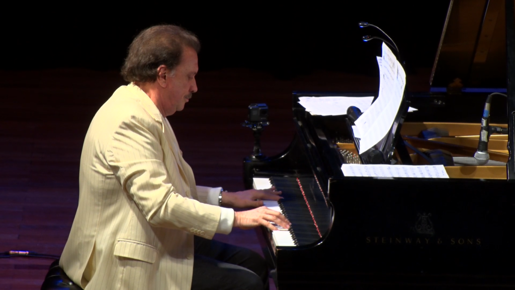 Maestro de Roberto Carlos, Eduardo Lages fez concerto beneficente para lar de idosos de Curitiba