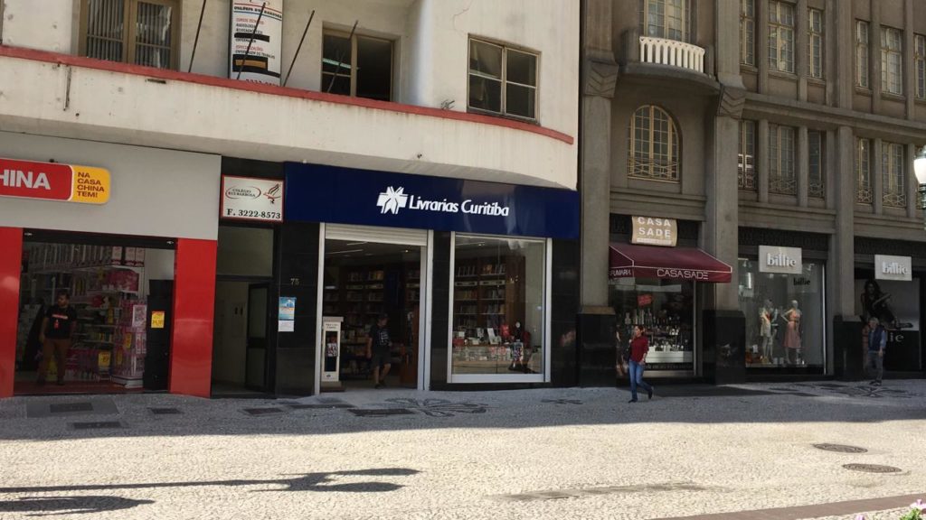 Livrarias Curitiba da Boca Maldita atravessa a rua para oferecer mais conforto e espaço aos clientes