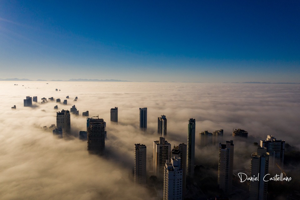 Fotógrafo registra belas imagens de Curitiba sob o nevoeiro que cobriu a cidade