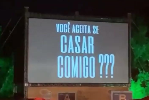 Namorados aproveitam cinemas drive-in para fazer pedidos de casamento em público