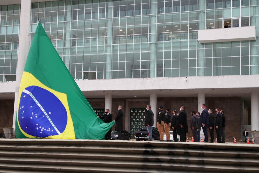 Vítima de vandalismo, bandeira do Brasil foi recolocada em frente ao Palácio Iguaçu