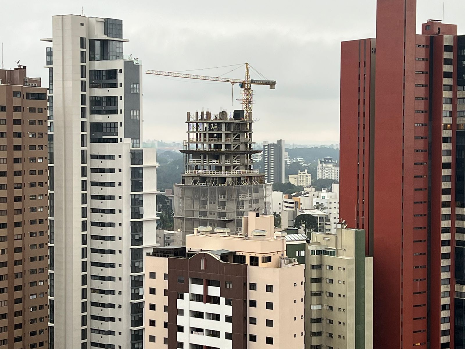 Vendas de apartamentos novos no primeiro semestre crescem pelo segundo ano consecutivo em Curitiba