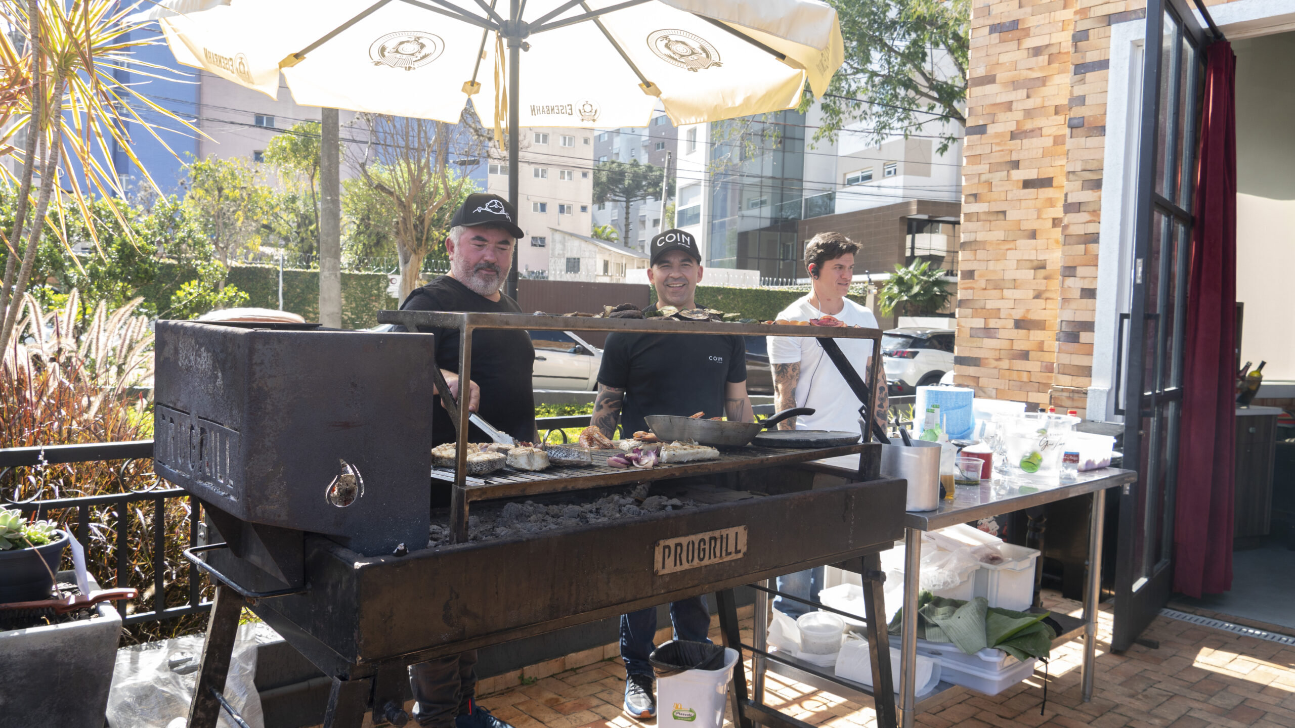 Ivan e Ivo Lopes realizam terceira edição do Surf & Turf na brasa no deck do restaurante COIN neste sábado