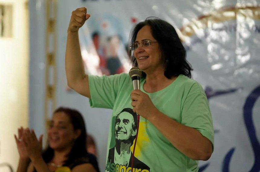 Paranaense Damares Alves, ex-ministra do governo Bolsonaro, é eleita senadora no Distrito Federal