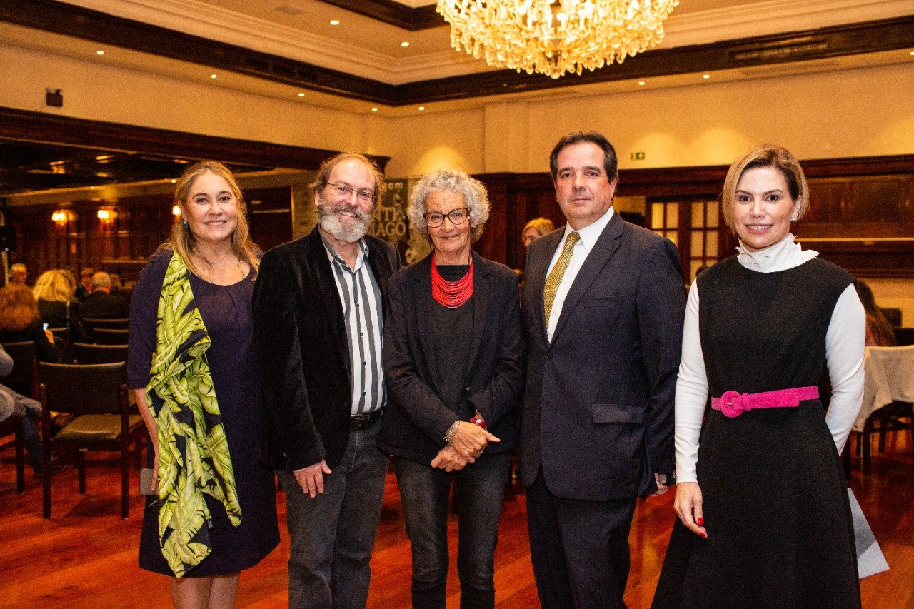 Lançamento de livro sobre centenário de José Saramago traz filha do escritor a Curitiba; evento foi no Graciosa Country Club