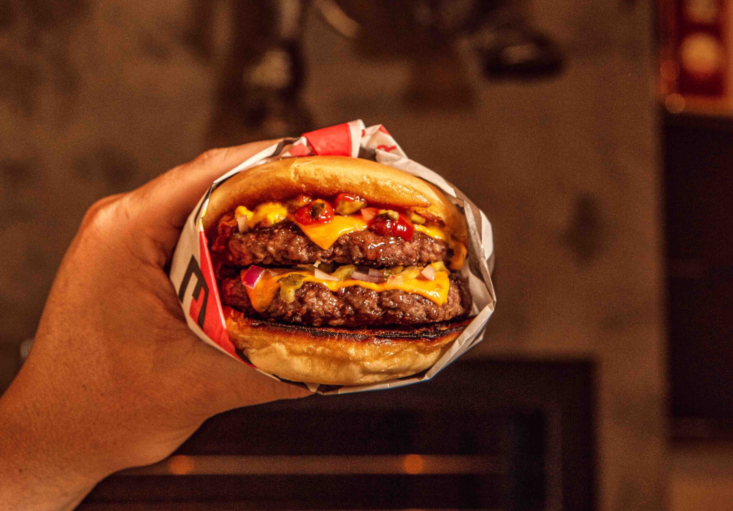 Nebraska Burger & Bar inaugura sua primeira loja física neste sábado em Curitiba; marca atua desde 2014 como food truck