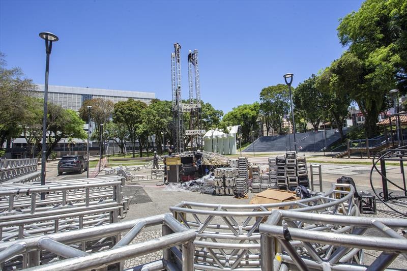 Bola de Natal de 15 metros começa a ser instalada na Praça do Athletico