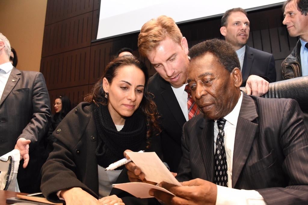 Durante visita a Curitiba, Pelé reencontrou filha e netos de ex-jogador do Santos que atuou com ele