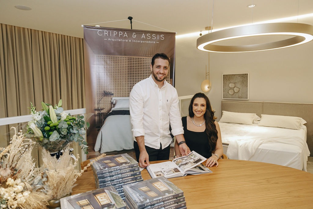 Arquitetos Maria Alice Crippa e Gustavo Assis lançam livro internacional na Reveev Curitiba