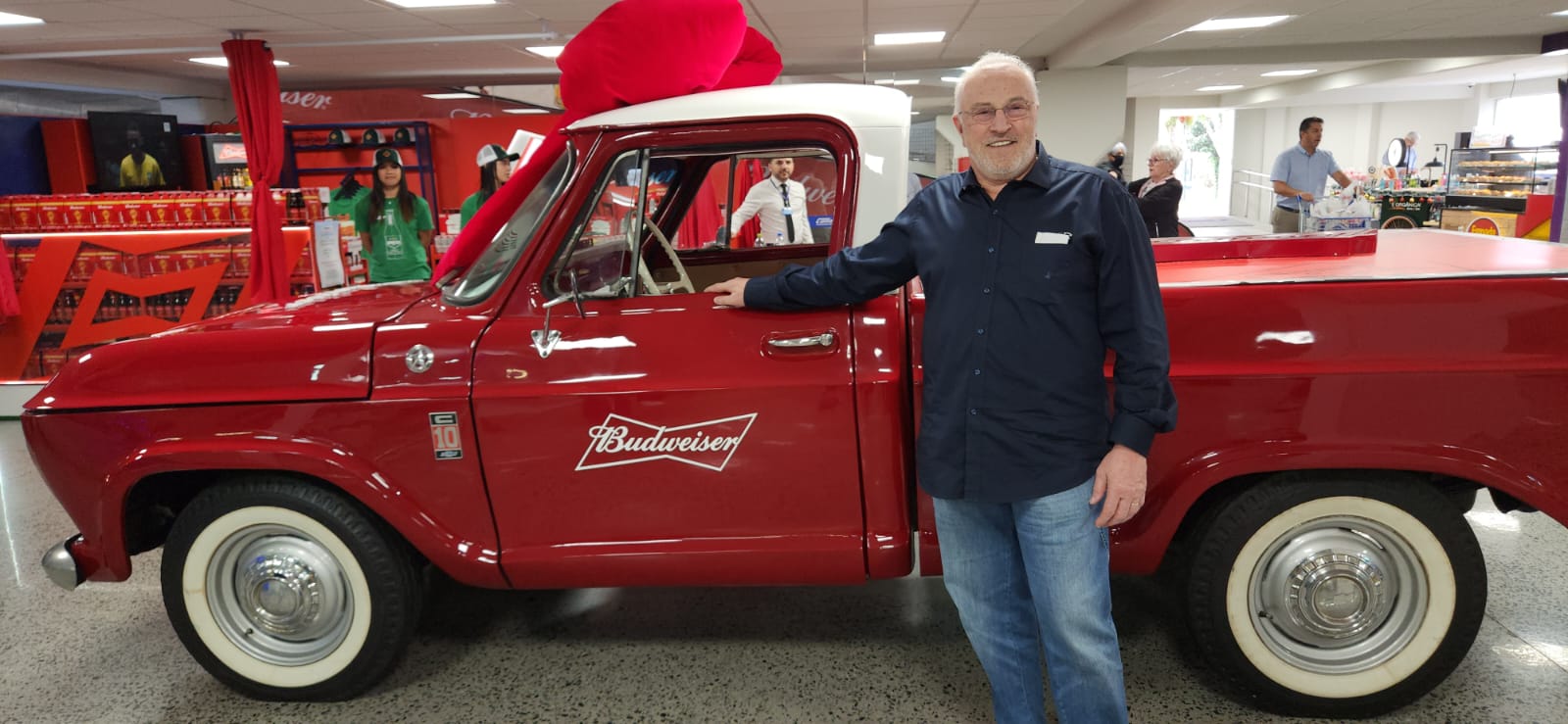 Ambev presenteia dono de rede de supermercados de Curitiba com Chevrolet antigo