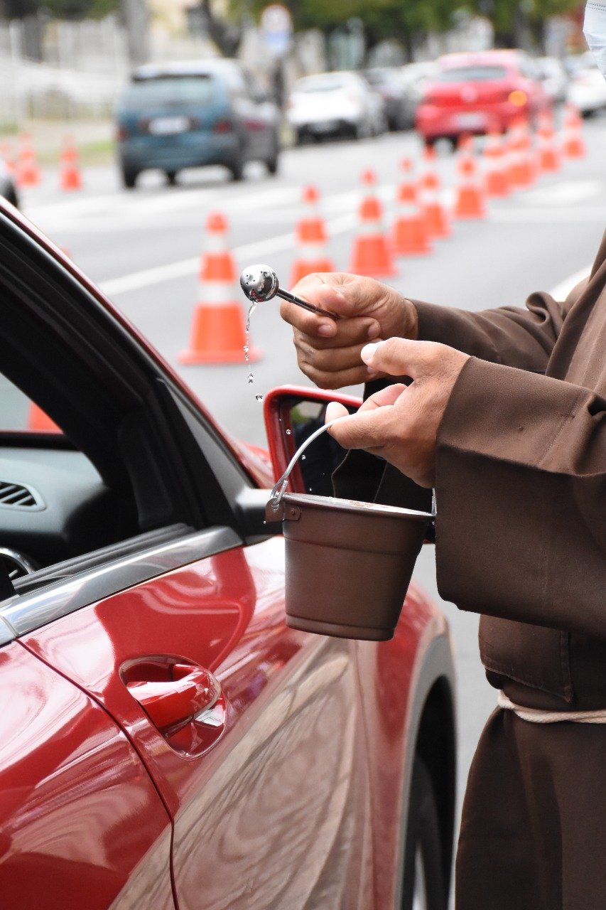 Tradicional bênção de carros dos Freis Capuchinhos movimenta o trânsito nas Mercês nesta sexta-feira