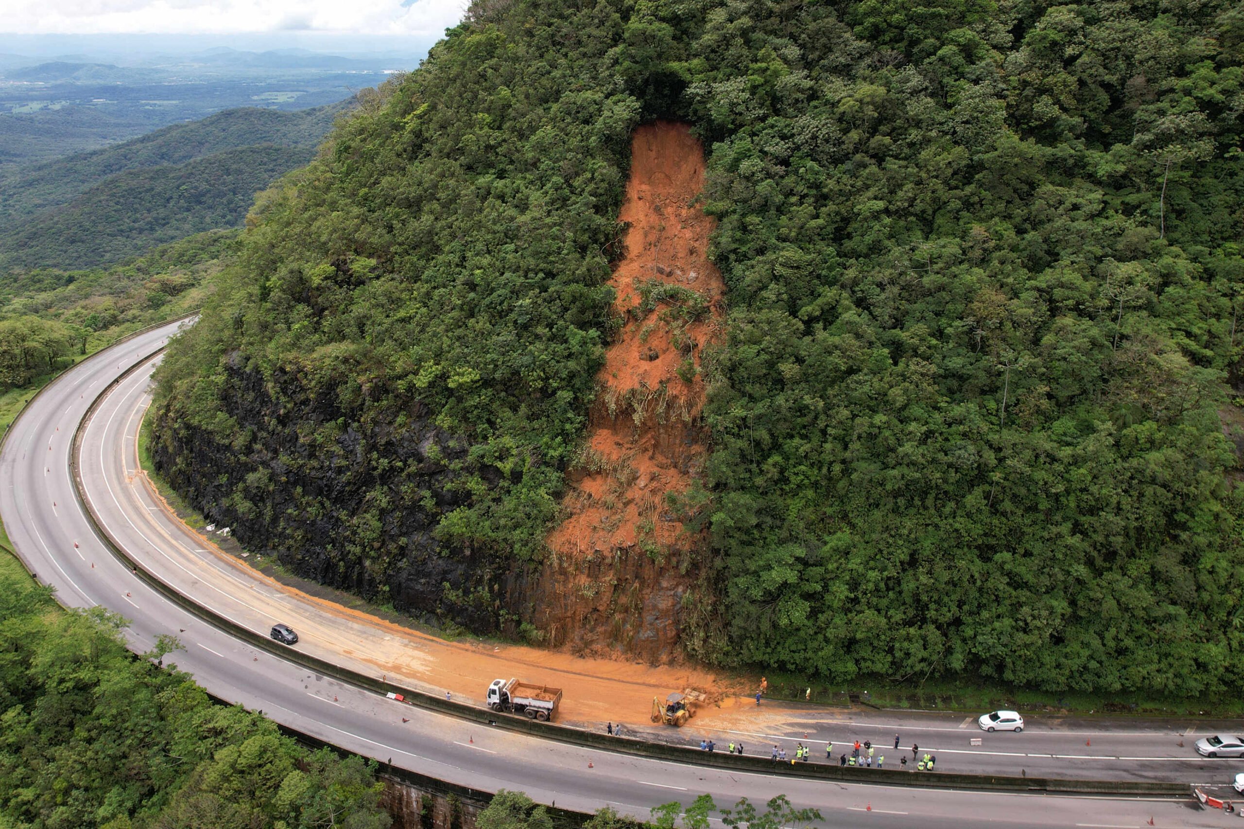 Caminhões não poderão circular na BR-277 sentido Litoral nos próximos finais de semana; medida vale a partir desta sexta-feira