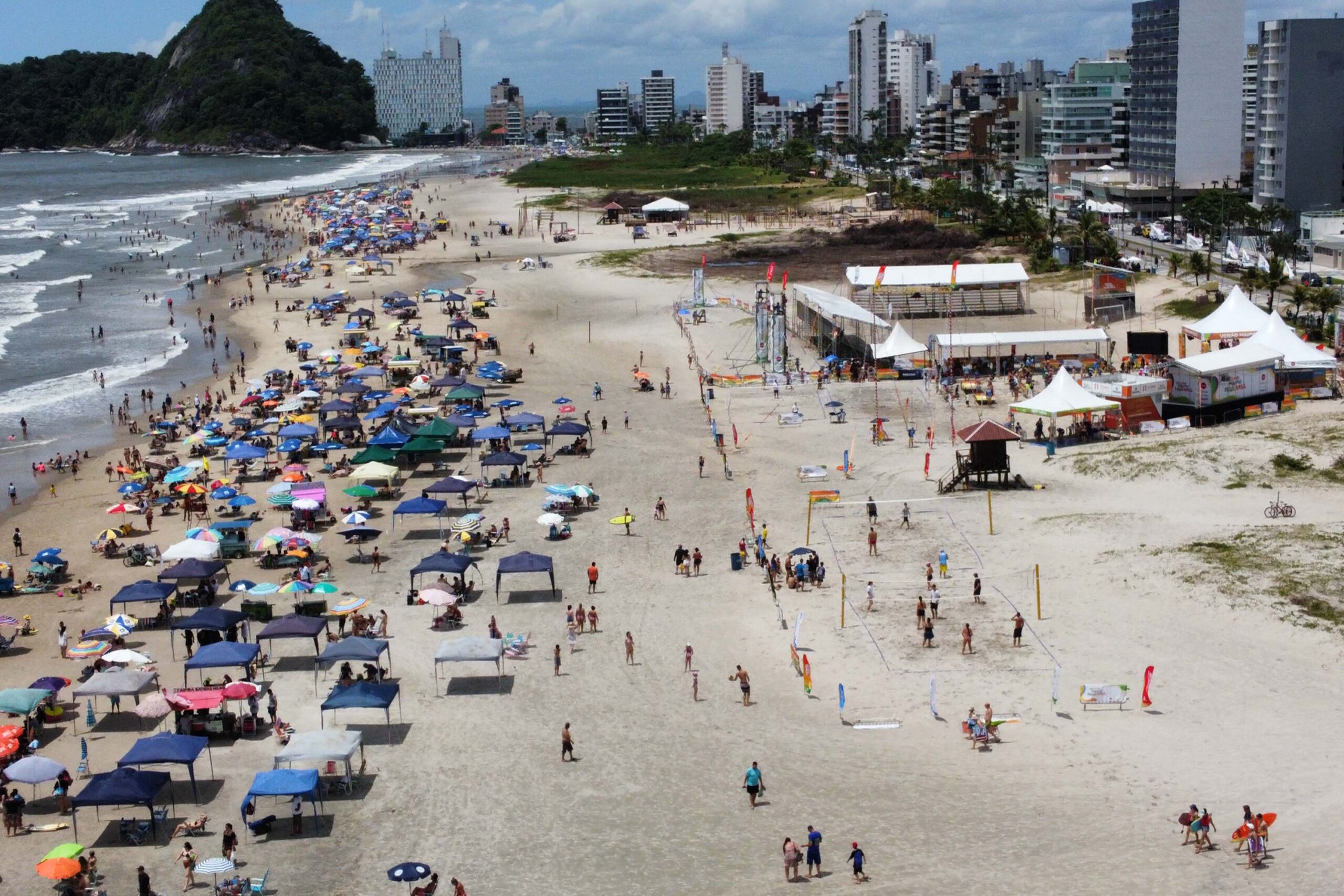 Estrelas do vôlei e ex-atletas de futebol se reúnem em jogos festivos no Litoral neste fim de semana