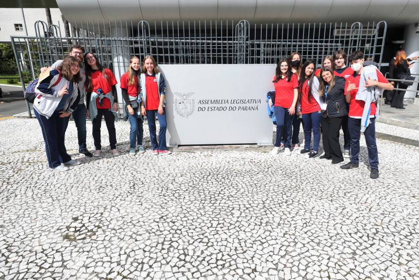 Assembleia Legislativa do Paraná recebe grupos para visitas guiadas