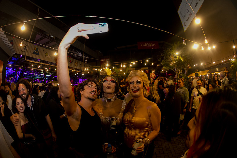 Abertura do Festival de Curitiba leva grande público ao Teatro Guaíra e à Vila Urbana; confira no Jet Set online