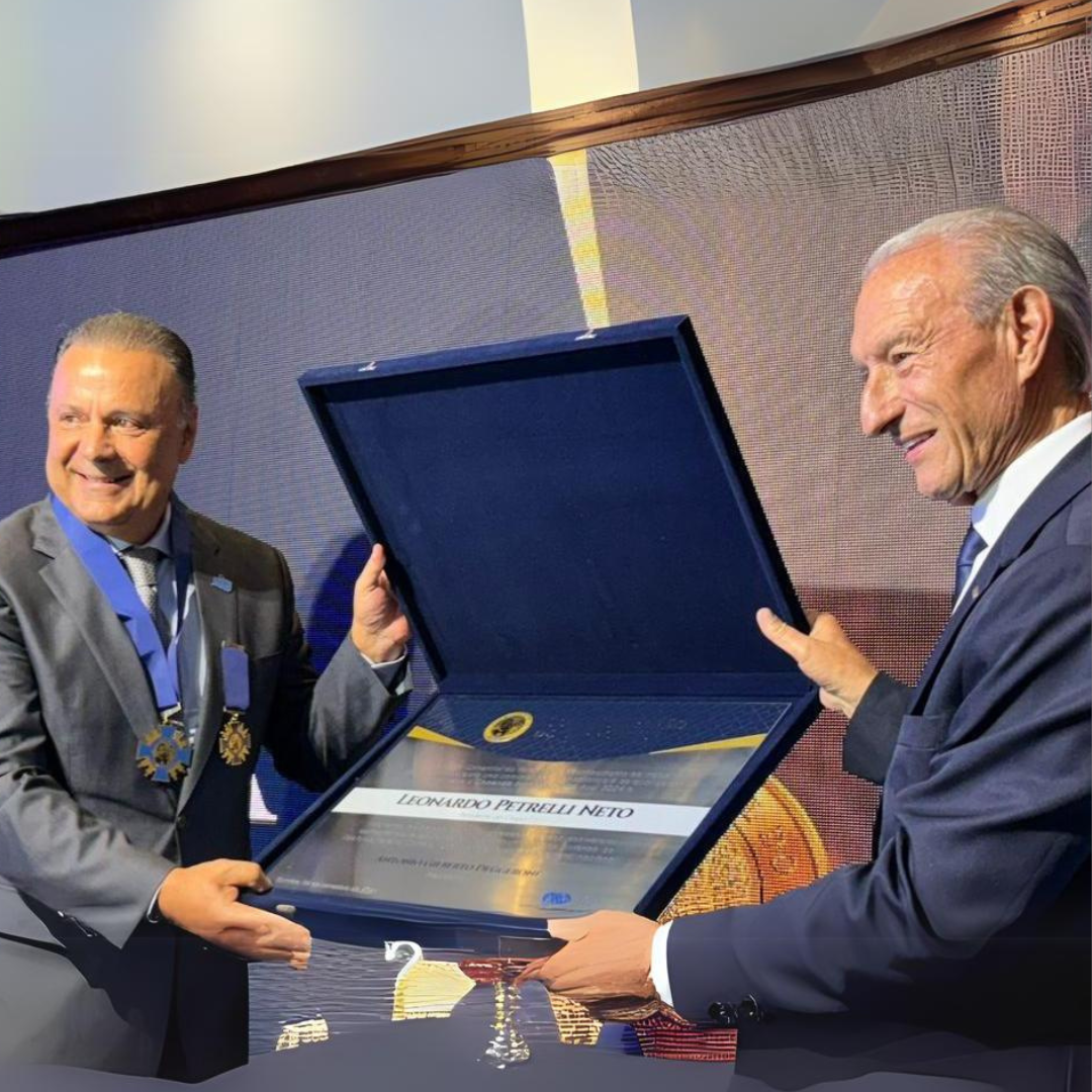 Em noite concorrida, presidente do Grupo Ric, Leonardo Petrelli, recebe Comenda Barão do Serro Azul da ACP