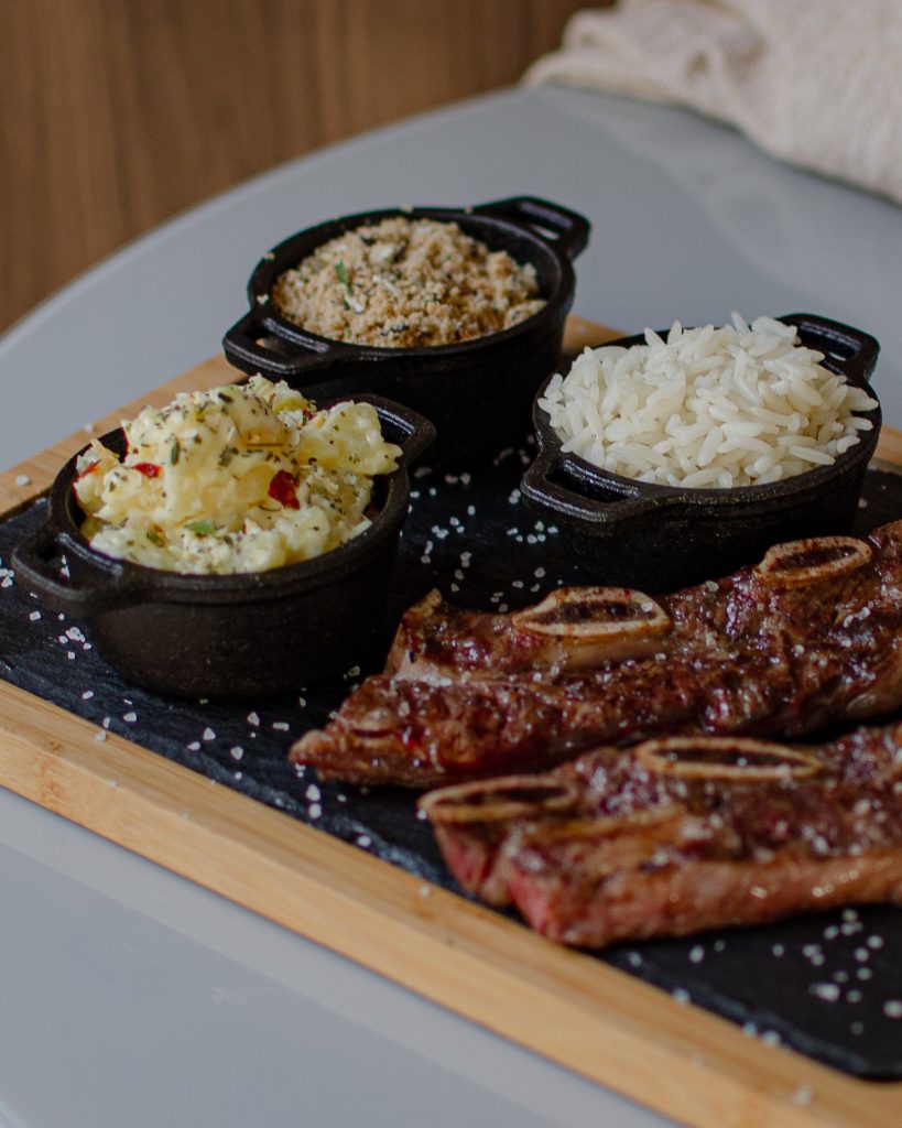 O menu tem como destaque a parrilla uruguaia, mas também conta com carnes, arroz, farofa, salada e maionese. (Foto: Divulgação)
