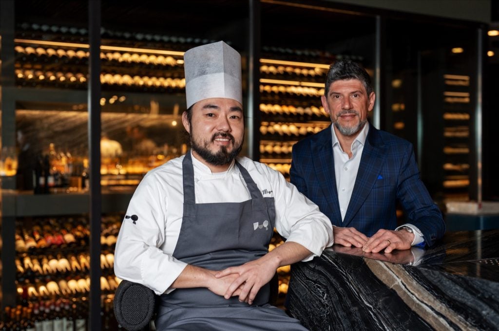 O chef do DUQ Gastronomia, Felipe Miyake, e o sommelier José Vinícius Chupil. (Foto: Divulgação)
