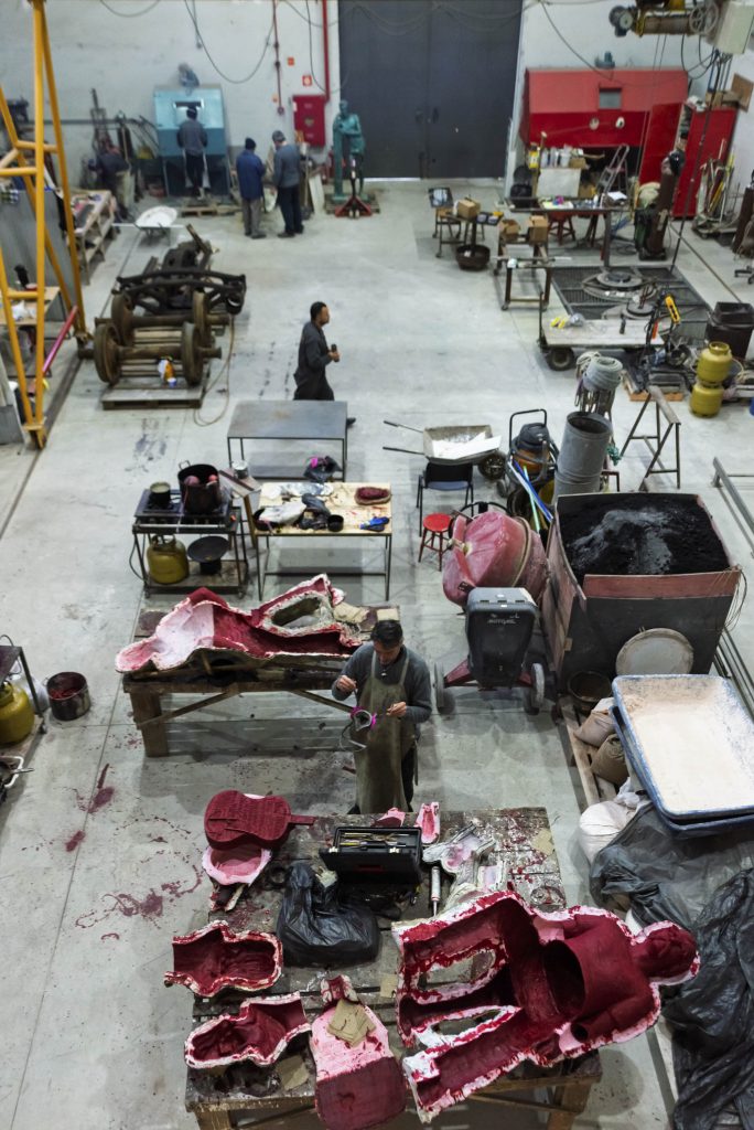 Artistas residentes produzem suas obras no Ateliê de Esculturas