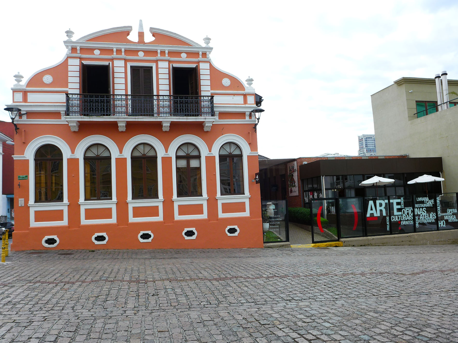 O primeiro "Passeios com História" realiza uma visita guiado ao Teatro Guaíra