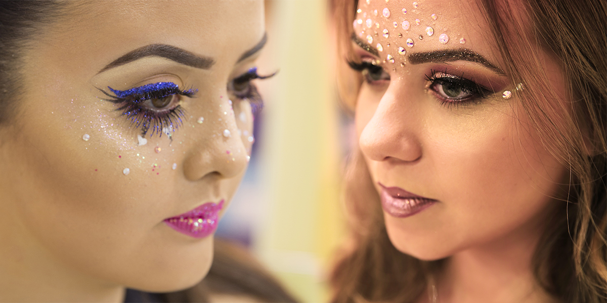Sereia do baile ou boneca do bloquinho? Com ajuda do Expert Beauty Center unidade Barigui, separamos duas maquiagem incríveis para arrasar no carnaval!