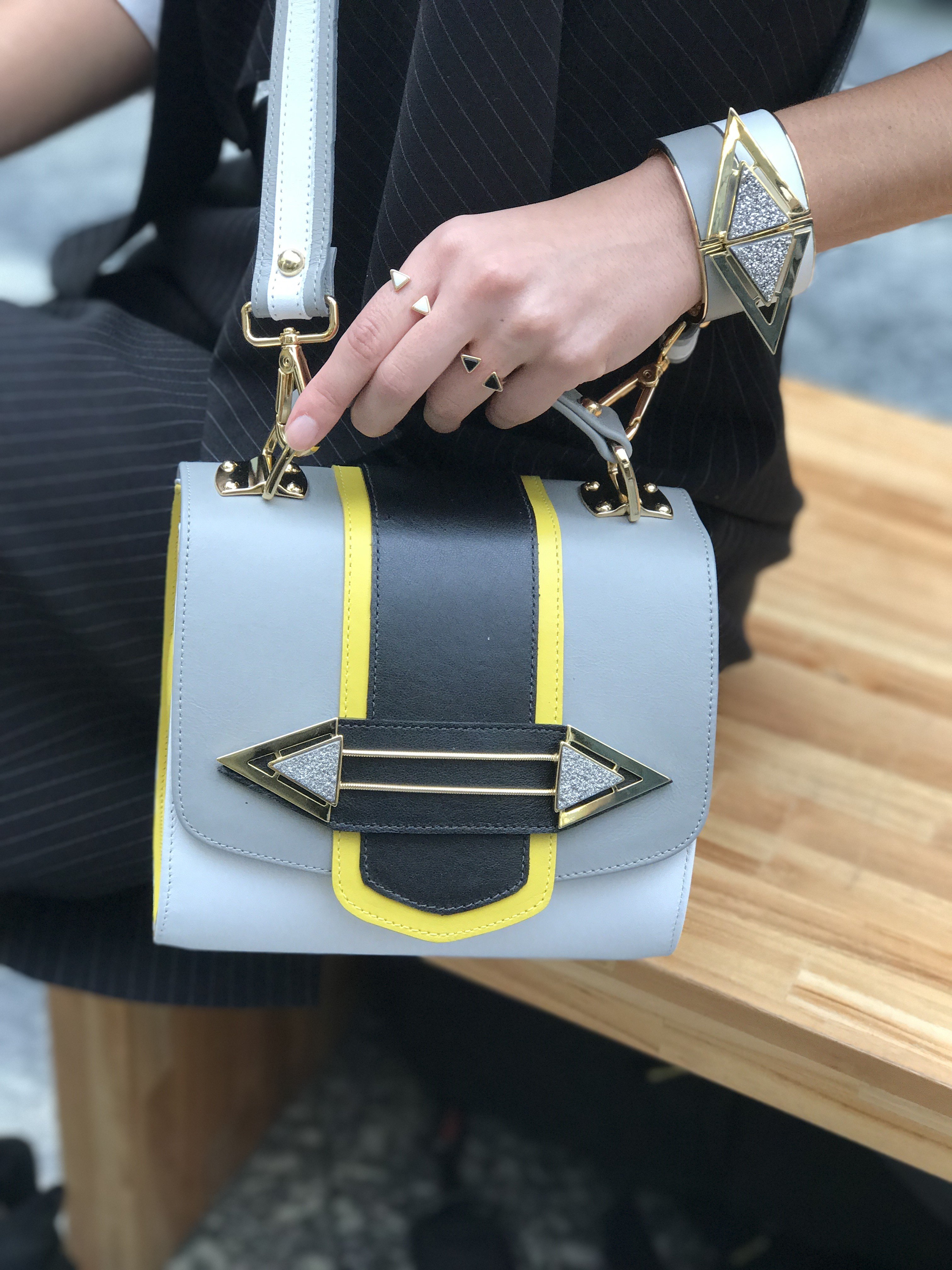 A designer Maria Dolores acaba de lançar sua nova coleção Essential, a primeira que conta com uma linha de bolsas.