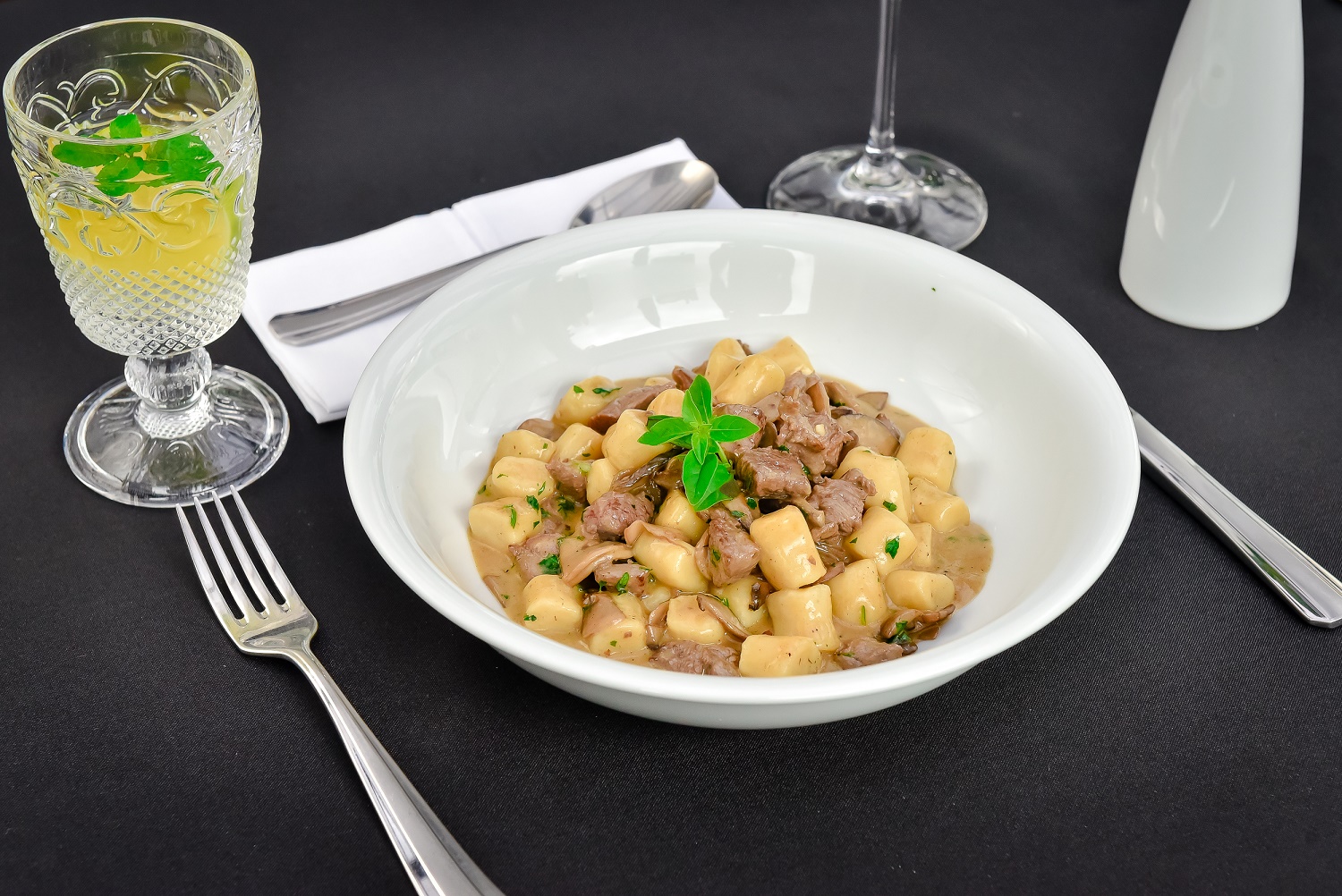 Entre os pratos servidos no novo menu da Osteria Donna Lena está o Ggnocchi de batatas, cubos de mignon, creme de cogumelos e demi-glacê | Foto: Priscilla Fiedler.