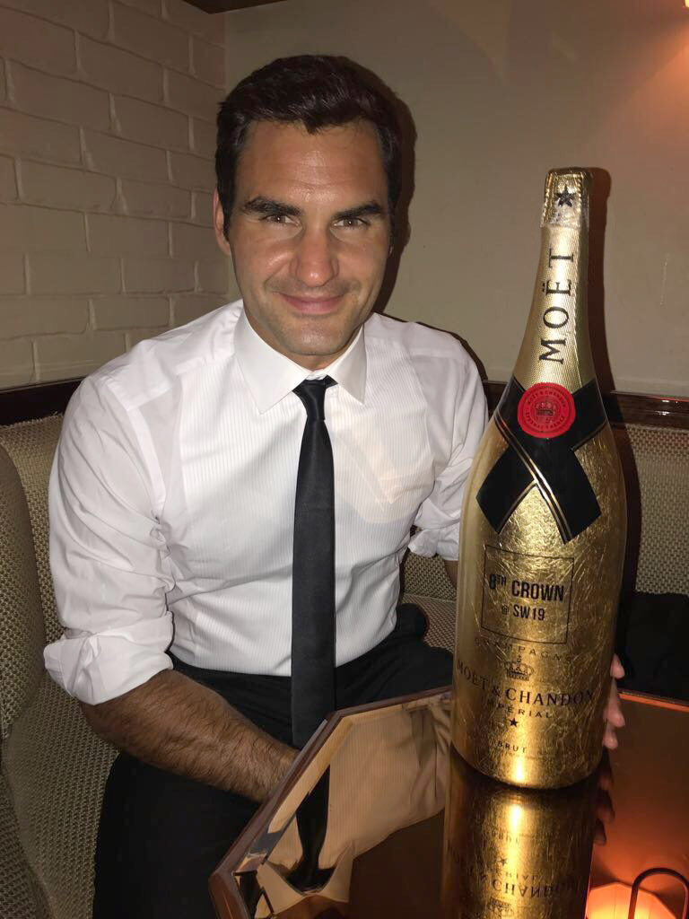 O tenista Roger Federer foi homenageado após vencer o torneio de Wimbledon.