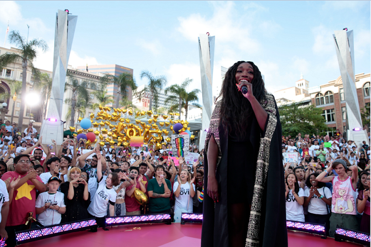 A cantora Estelle apresentou uma das canções tema de Steven Universo durante a última Comic-Con.