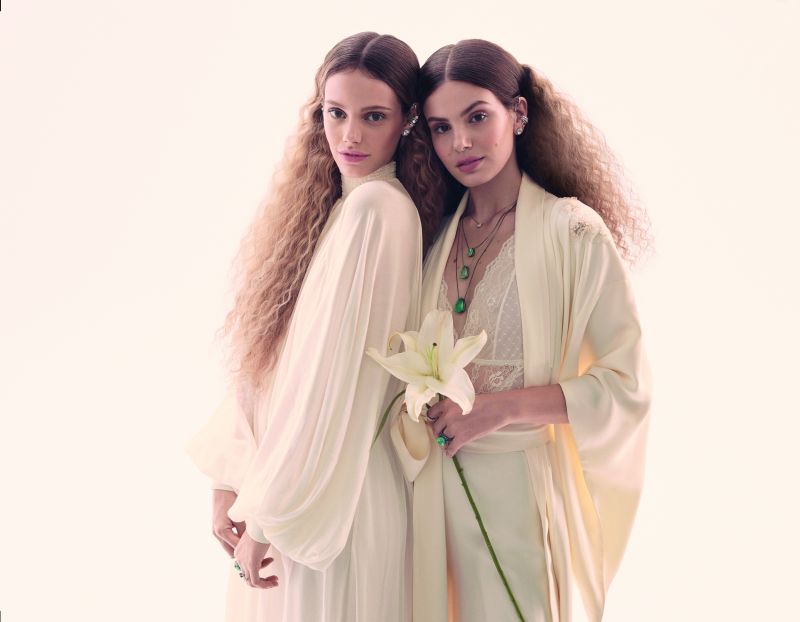 Camila Queiroz e Laura Neiva são a capa da Vogue Noiva