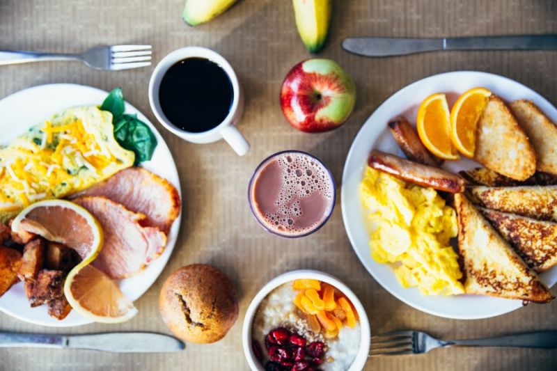 como servir um brunch em casa