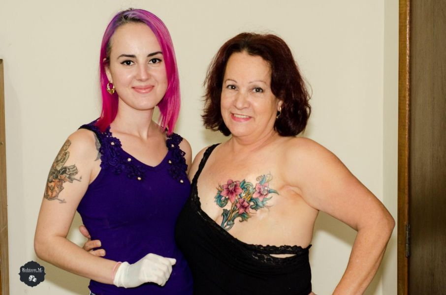 Cores que acolhem conheça a tatuadora que resgata auto-estima de curados do câncer