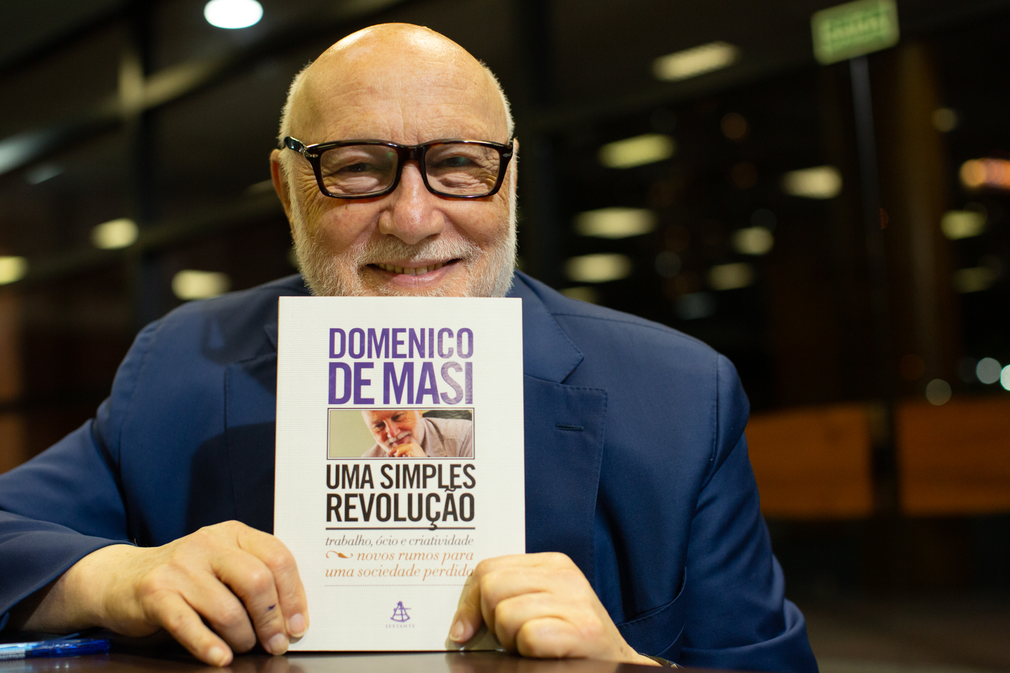 Domenico De Masi e seu novo livro. (Foto: Rubens Nemitz Jr./Divulgação)