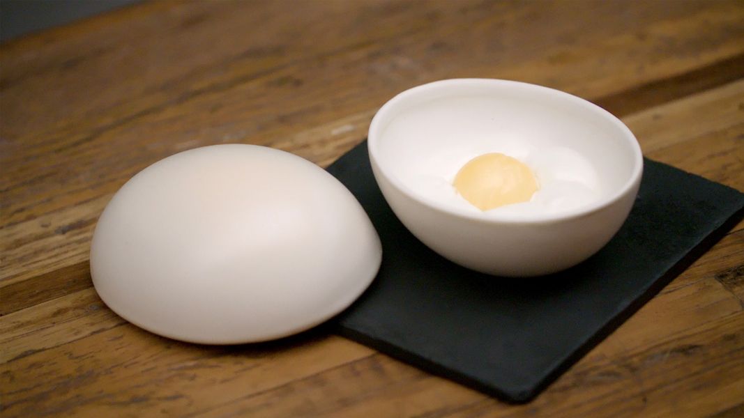 O prato da chef Helena Rizzo surpreende ao imitar a aparência de um ovo