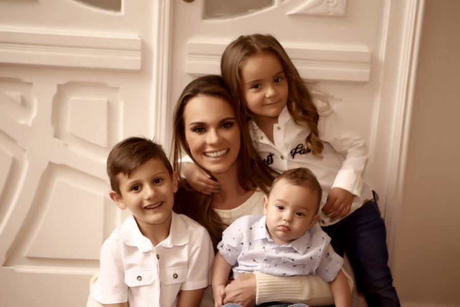 Dra. Joana Iarocrinski e os filhos João Pedro, Otávio e Cecilia