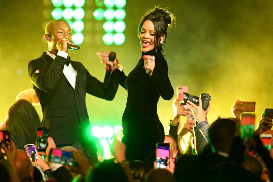Rihanna se apresentou ao lado de Pharrell Williams