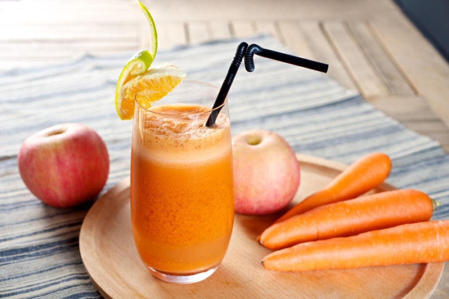 Confira refrescante receita de suco de cenoura e maçã - TOPVIEW