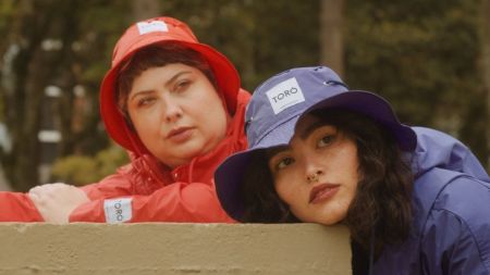 A marca possui roupas voltadas para dias de chuva