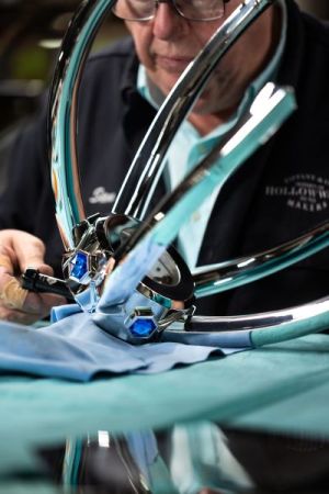 Peças da parceria entre a Tiffany&Co e LoL Esports